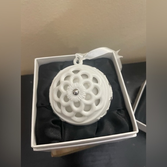 Pandora White & Silver Christmas Porcelain Ball Ornament 2011 Floral Stars - Picture 1 of 7